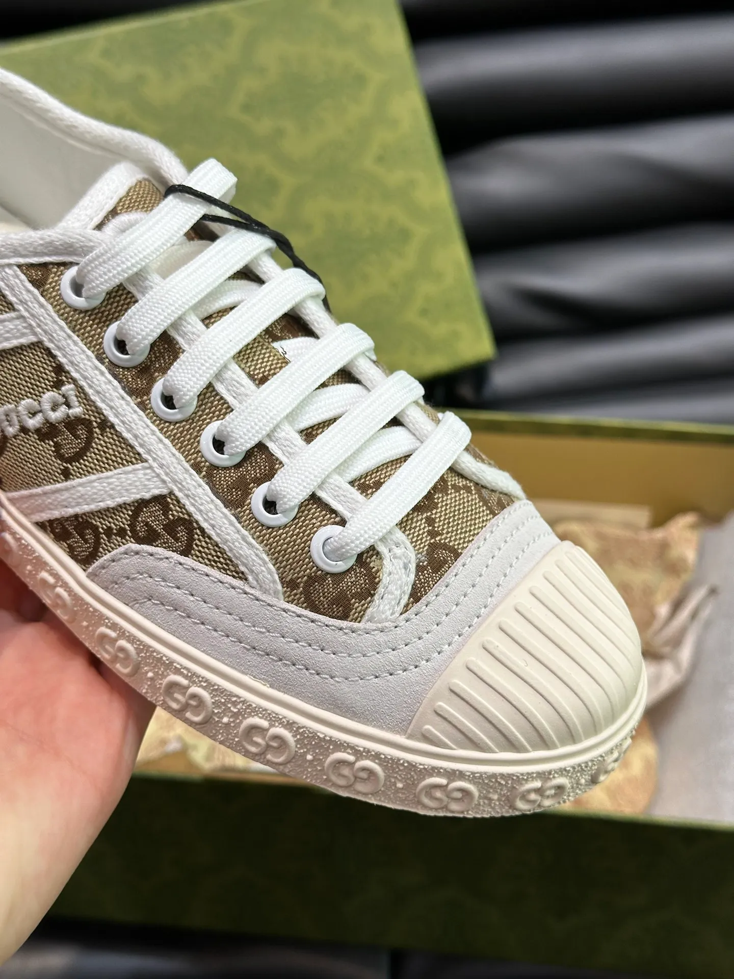 Men's shoes 💰p380 "GUCC*" Couple style 👫 lace-up canvas sneakers, crafted from light blue GG denim fabric, showing uniqueness. Classic details such as the GG printed embossed outsole, interlocking G and "Gucci" embroidery add to the glamorous style. Privately-made T men's shoes 💰pU original outsole, with exquisite details, impeccable fit, and a flat toe that has a retro feel! Customized canvas, classic double G logo, and the spring and summer color combinations are also very interesting! Size: Female 35-39. Male 38-44